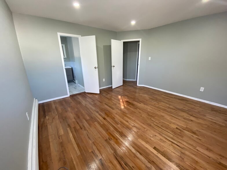 Master bedroom - 14951 259th St