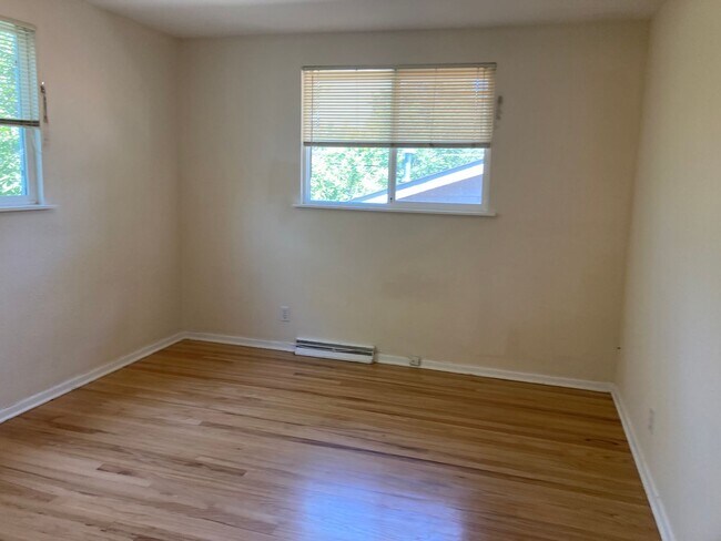 Building Photo - Huge 5BR, large yard, fireplace, big rooms! (Bellaire)