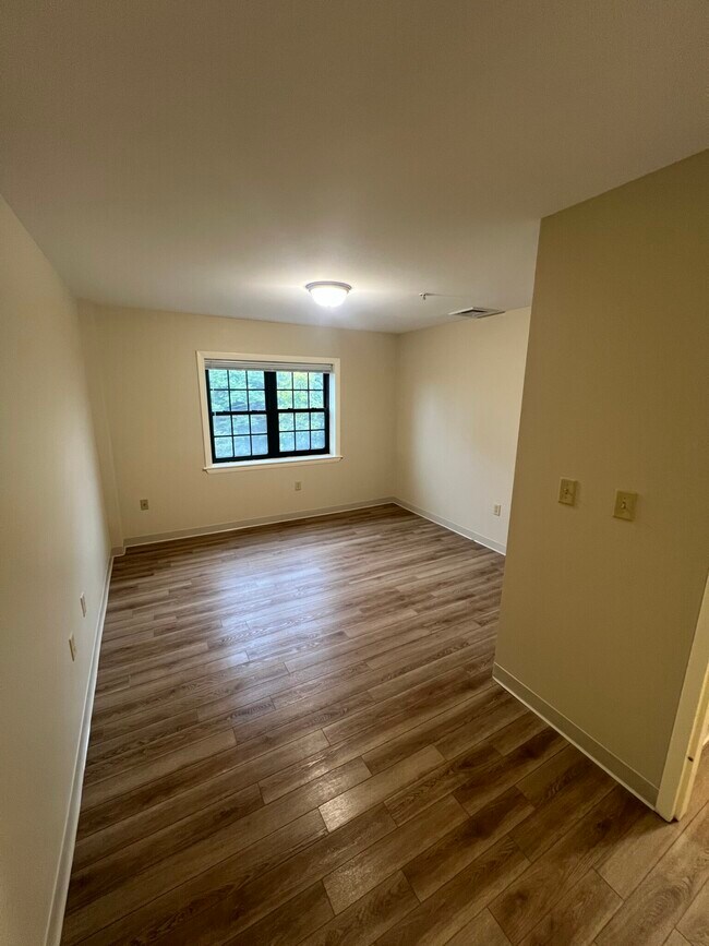 Building Photo - 10 Florence St