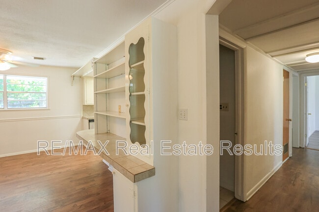 Building Photo - 1402 Lawrence Ave