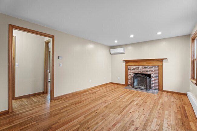 Building Photo - 62 Brookside Ave E