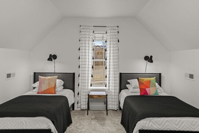 Building Photo - 1802 NW Mustang Ave