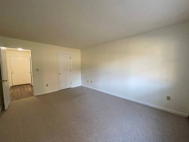 Building Photo - 383 Huse Rd