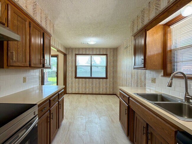 Building Photo - Gorgeous Brick Home for Rent! - 3 Bedroom, 2 Bath, 2 Car garage - 1,797 sf