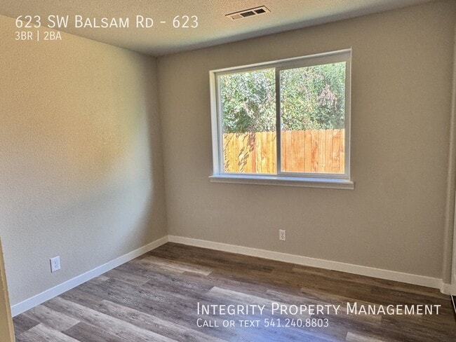 Building Photo - 623 SW Balsam Rd
