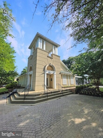 Building Photo - 9902 Woodview Dr