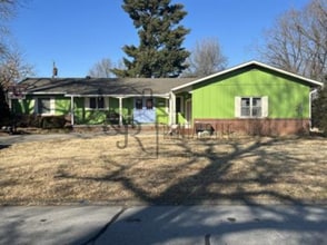 Building Photo - 801 Twin Lakes Dr