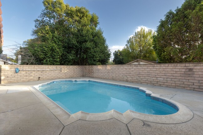 Building Photo - Large 5bd Home in Northridge with Pool!