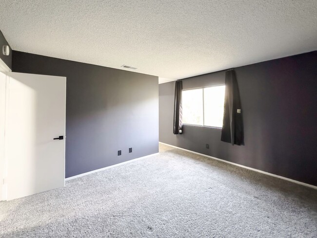 Building Photo - ~RARE FIND~ Newly Remodeled 3 Bedroom Home...
