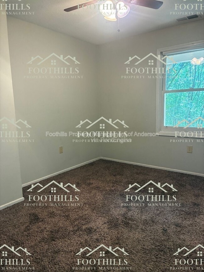 Building Photo - 303 Green Forest Dr