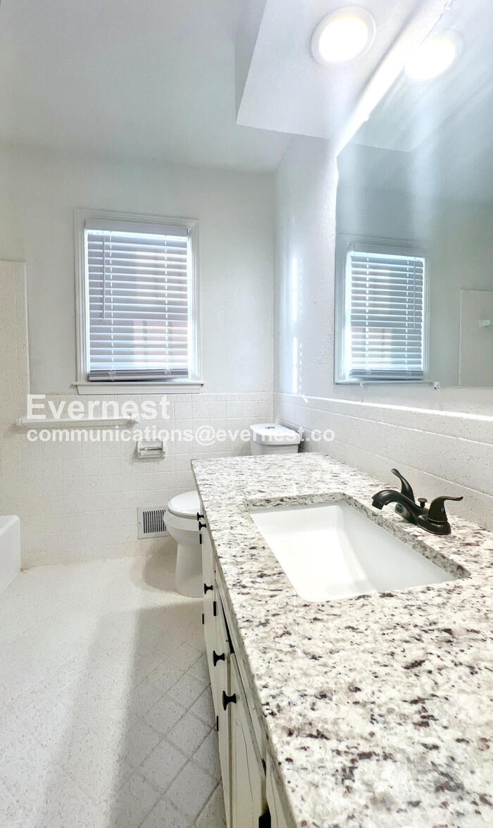 Building Photo - 10827 Beacon Ave