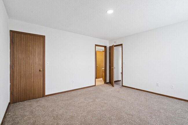 Building Photo - 2507 Carnation Dr