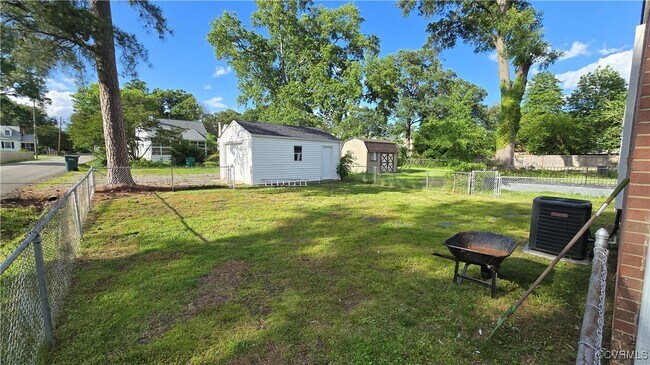 Building Photo - 2720 Maplewood Rd