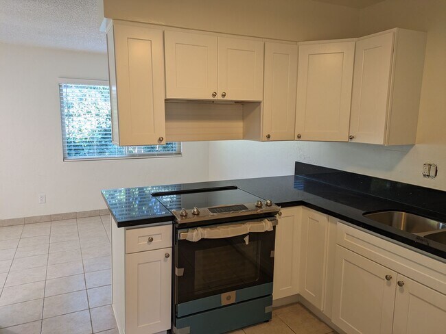 Building Photo - NEWLY REMODELED!!!!!One bedroom One Bath Unit