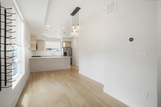 Building Photo - Stylish Sloan’s Lake Townhome with Rooftop...