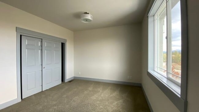 Building Photo - Lovely Home in New Community 10 min North of Redding!