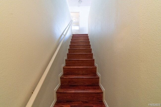 Building Photo - Available Now! Updated 3BR/2BA/2PKG unit i...