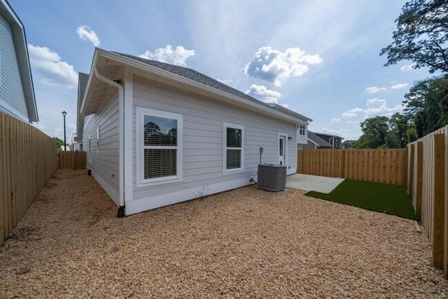 Building Photo - One Level Home with Garage and Fenced Backyard!