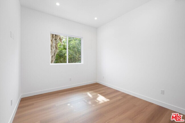 Building Photo - 726 Robinson St