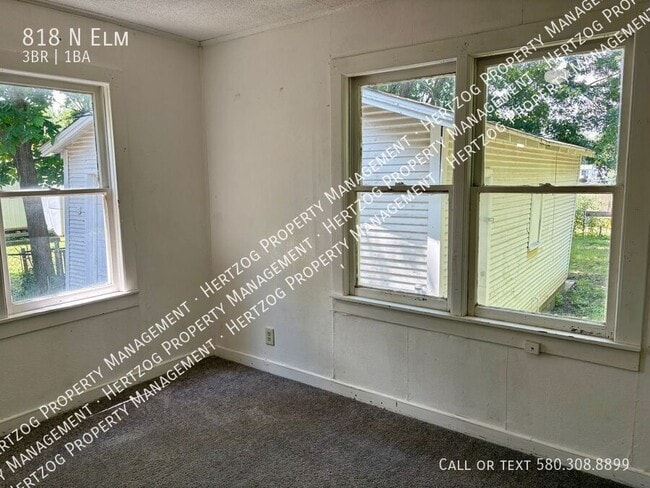 Building Photo - 818 N Elm-