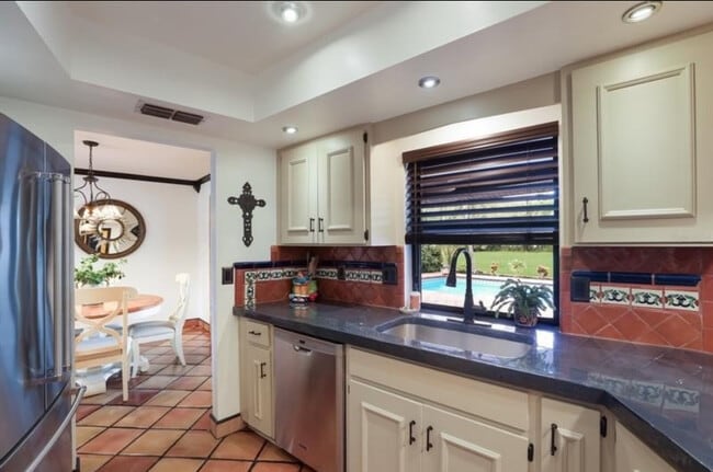 Building Photo - 2077 Racimo Dr