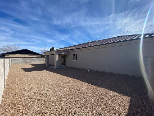 Building Photo - 3 Bedroom 2 Bathroom Home