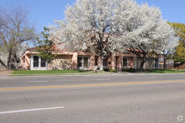 Primary Photo - 4291 N Millbrook Ave