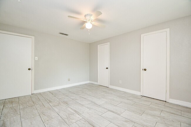 Building Photo - 5811 Greencraig Dr