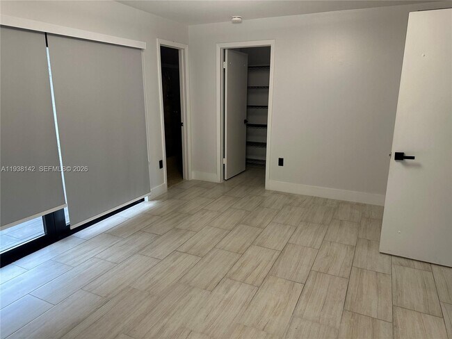 Building Photo - 6526 Kendale Lakes Dr