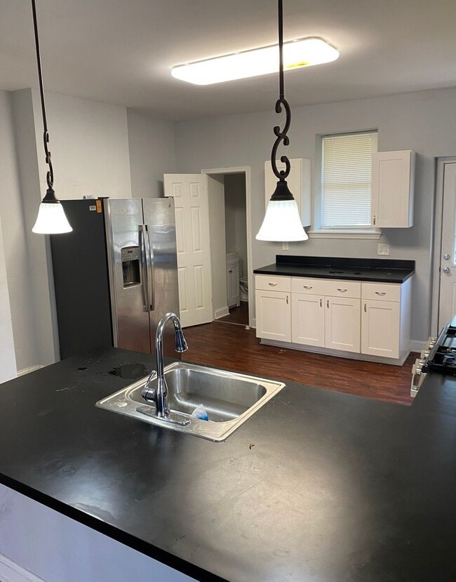 Building Photo - Spacious 3 Bedroom Townhouse – Available A...