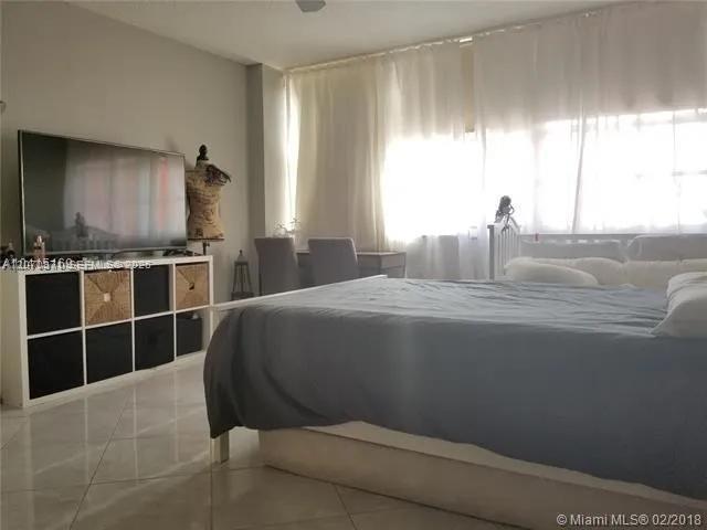 Building Photo - 1301 NE Miami Gardens Dr
