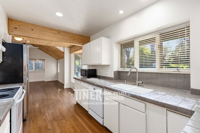 Building Photo - Fair Oaks Village Charmer