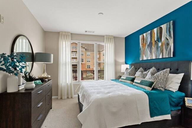 Nine-foot ceilings and walk-in closets - AMLI Lindbergh