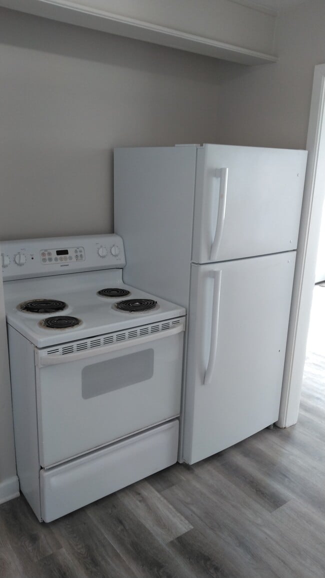 Building Photo - 814 E 14th St