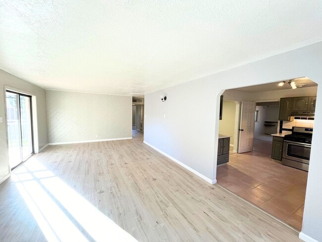 Building Photo - Spacious 3 Bedroom 2 Bathroom Home In The NE!