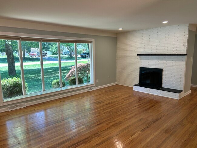 Building Photo - 3754 Hi Villa Dr