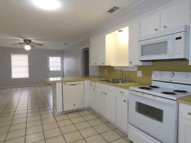 Building Photo - Charming 2 Bedroom, 1 Bath House in Whiteh...