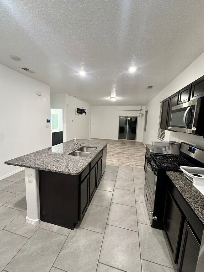 Building Photo - 1830 Goldenflare Loop NE