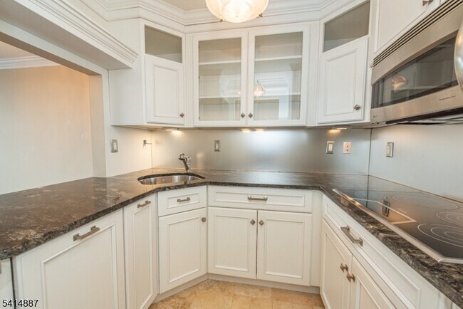 Building Photo - 300 Main St