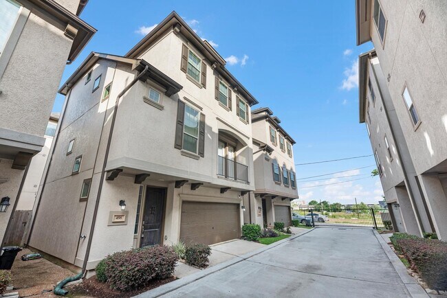 Building Photo - 458 N Live Oak St