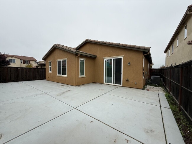 Building Photo - Modern 4-bedroom 3-bath available in Elk Grove