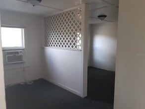 Building Photo - 414 1/2-S 1/2 S Miami St