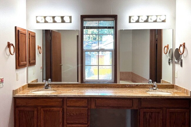 Building Photo - 12941 NE 71st St