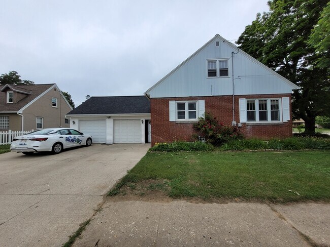 Building Photo - 1858 Deckner Ave