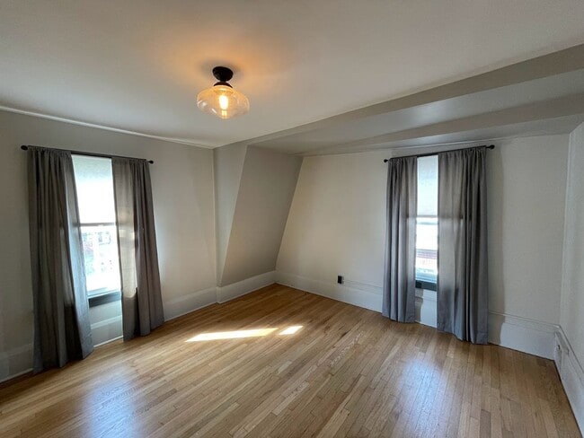 Building Photo - Three bedroom one bathroom home for rent