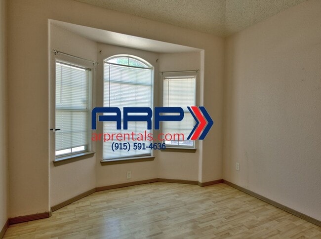Building Photo - SPACIOUS AND ELEGANT EASTSIDE HOME