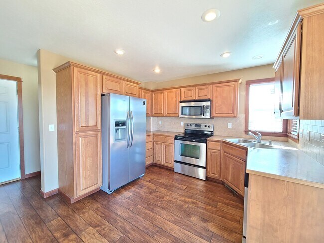 Building Photo - $2,200 -  3 Bed / 2.5 Bath Beautiful Spokane Valley House