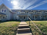 Building Photo - 2 Bed, 1 Bath Townhome Across from Stephen...