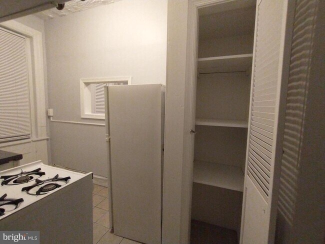 Building Photo - 307 Dolphin St