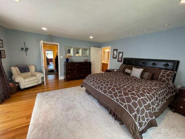 Building Photo - Gorgeous updated single level home in S.Wa...
